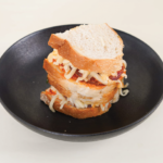 Pepperoni Grilled Toast (اﻟﻣﺷوي اﻟﺑﺑروﻧﻲ ﺳﺎﻧدوﺗش)